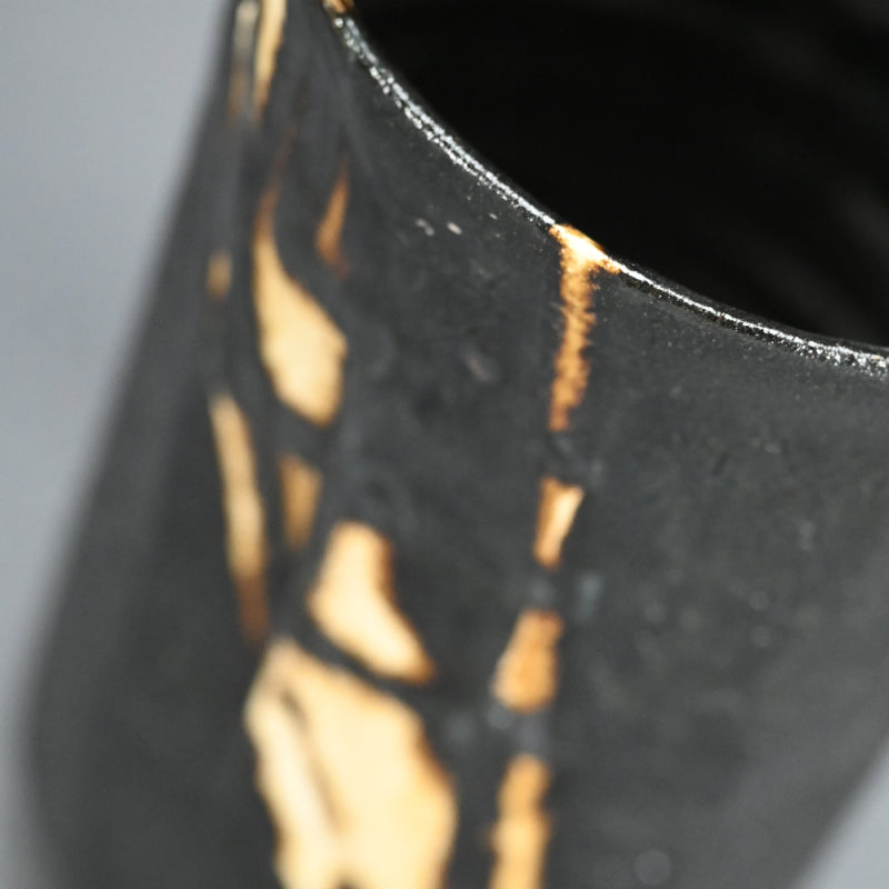 Contemporary Kuro-Oribe Vase ー林 恭助 "黒織部 花入"