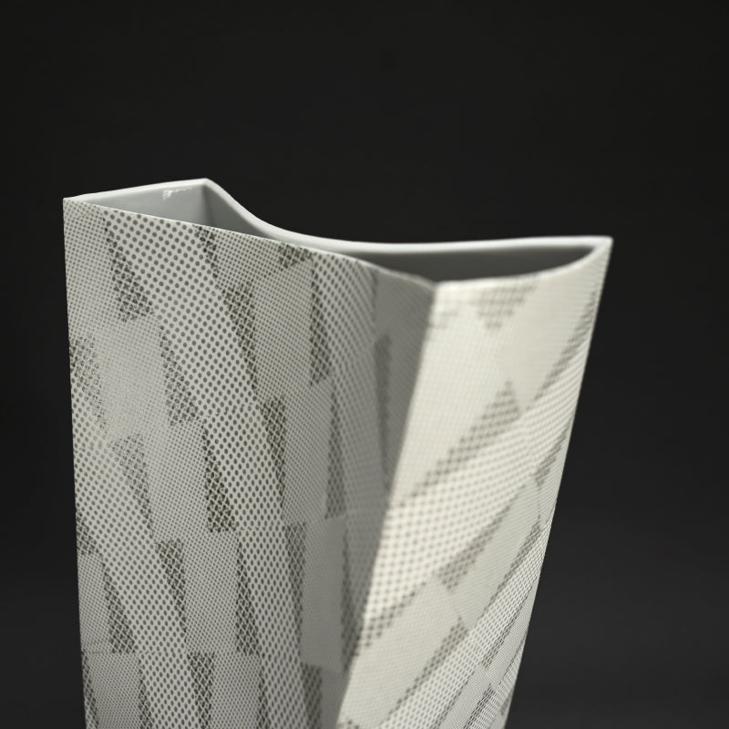 Ceramic Vase ー長江 重和 "平行四辺形からのかたち"