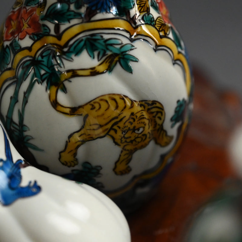 Kutani Porcelain. Tokkuri Sake Set by Tokuda Yasokichi C ー九谷焼 徳田 八十吉 "瓢形徳利”