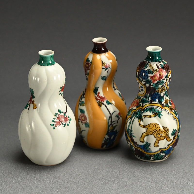 Kutani Porcelain. Tokkuri Sake Set by Tokuda Yasokichi C ー九谷焼 徳田 八十吉 "瓢形徳利”