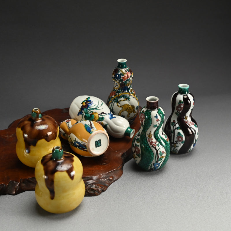 Kutani Porcelain. Tokkuri Sake Set by Tokuda Yasokichi C ー九谷焼 徳田 八十吉 "瓢形徳利”