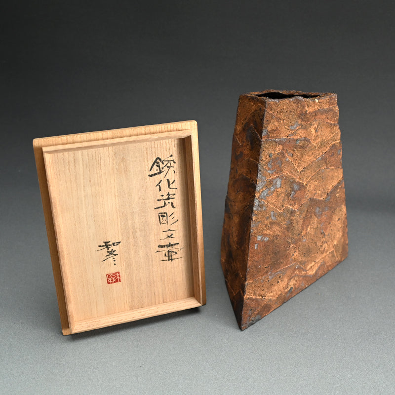 Oxidized Rust Vase ー佐藤 和彦 "鉄化瓷彫文壺"