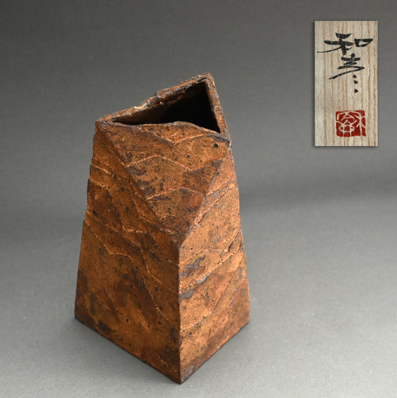 Oxidized Rust Vase ー佐藤 和彦 "鉄化瓷彫文壺"