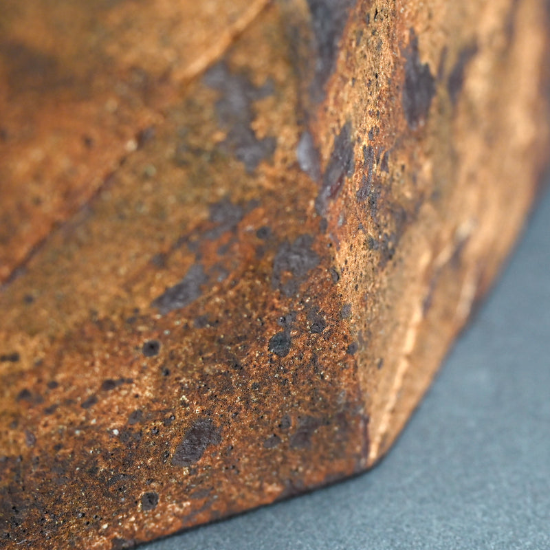 Oxidized Rust Vase ー佐藤 和彦 "鉄化瓷彫文壺"