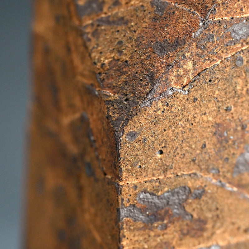 Oxidized Rust Vase ー佐藤 和彦 "鉄化瓷彫文壺"