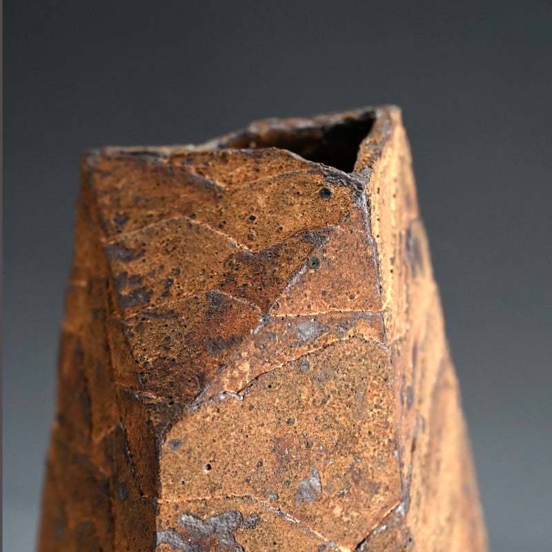 Oxidized Rust Vase ー佐藤 和彦 "鉄化瓷彫文壺"