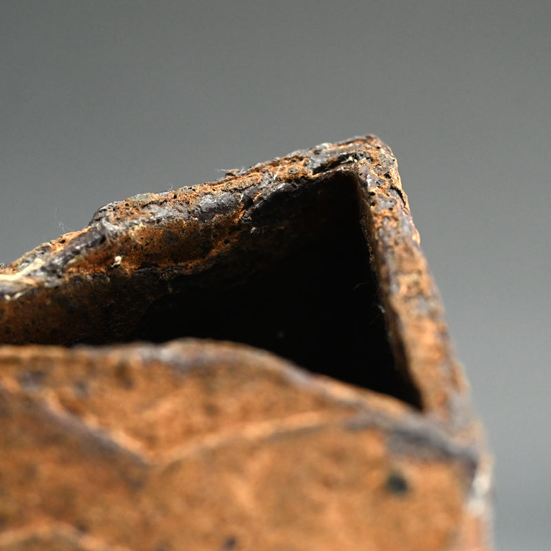 Oxidized Rust Vase ー佐藤 和彦 "鉄化瓷彫文壺"
