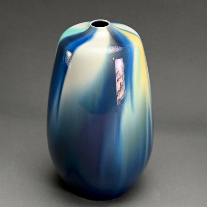 Vase by Important Female Potter ー四代 徳田 八十吉 “柳雨”