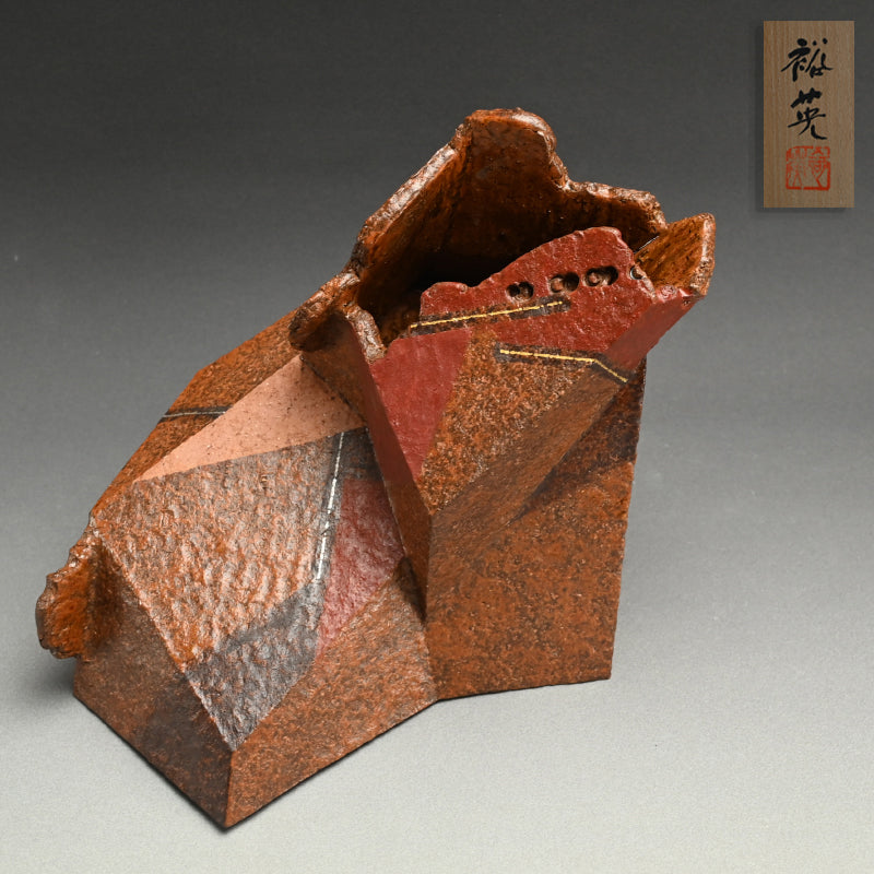 Sculptural Vase ー加藤 裕英 “立体志陶の作品 赤彩”