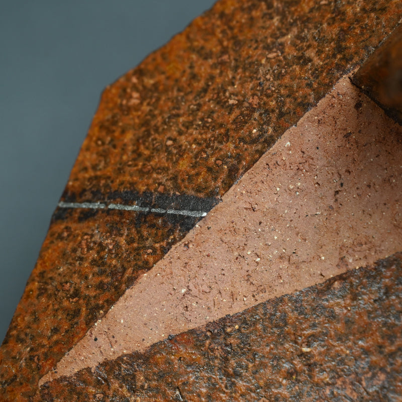 Sculptural Vase ー加藤 裕英 “立体志陶の作品 赤彩”