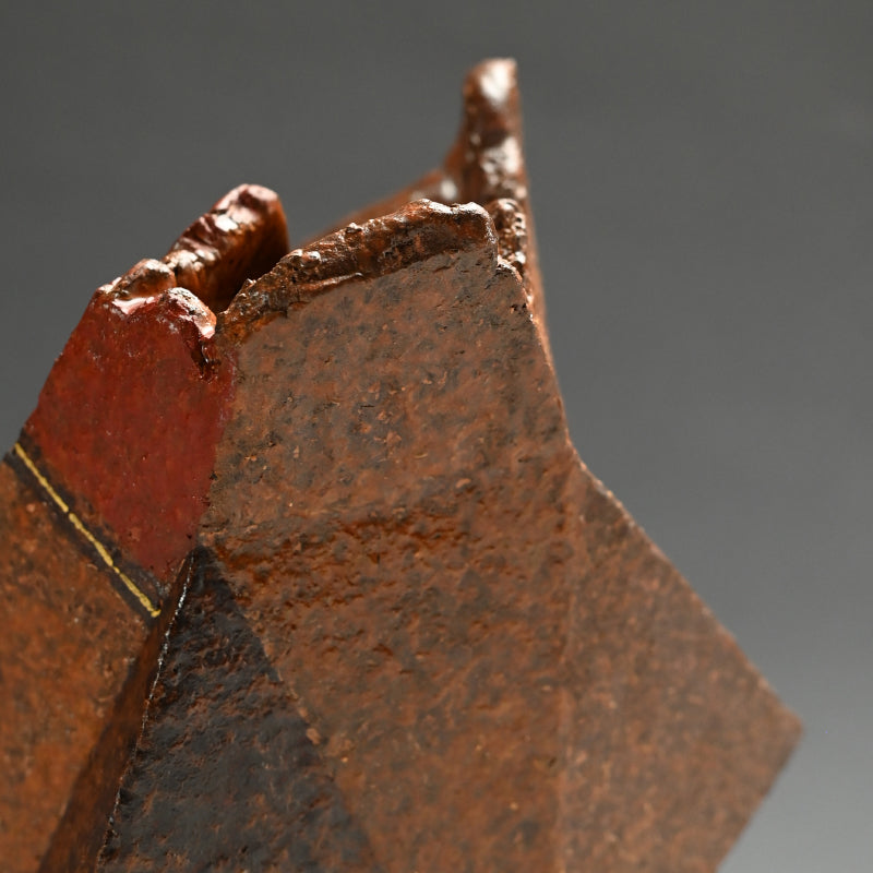 Sculptural Vase ー加藤 裕英 “立体志陶の作品 赤彩”