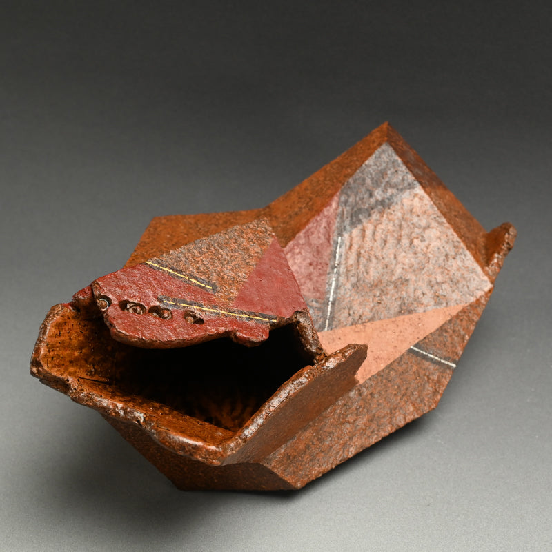 Sculptural Vase ー加藤 裕英 “立体志陶の作品 赤彩”