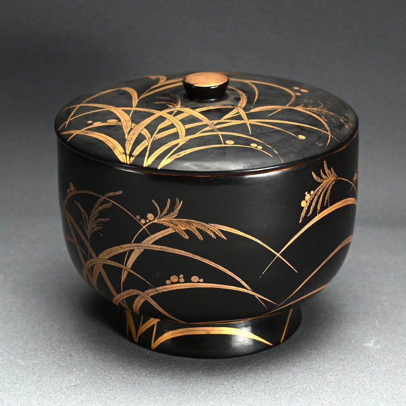 Large Published Momoyama period Lacquered Covered Bowl ー芒蒔絵飯櫃