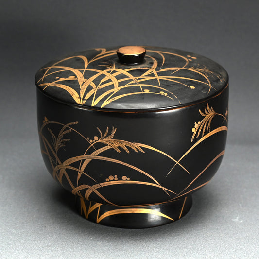 Large Published Momoyama period Lacquered Covered Bowl ー芒蒔絵飯櫃