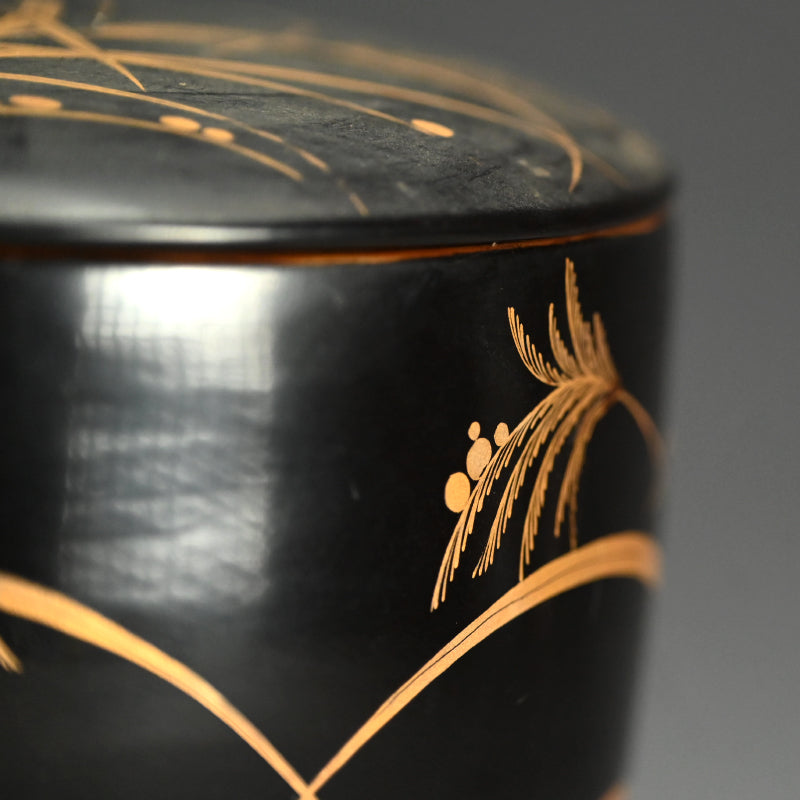 Large Published Momoyama period Lacquered Covered Bowl ー芒蒔絵飯櫃