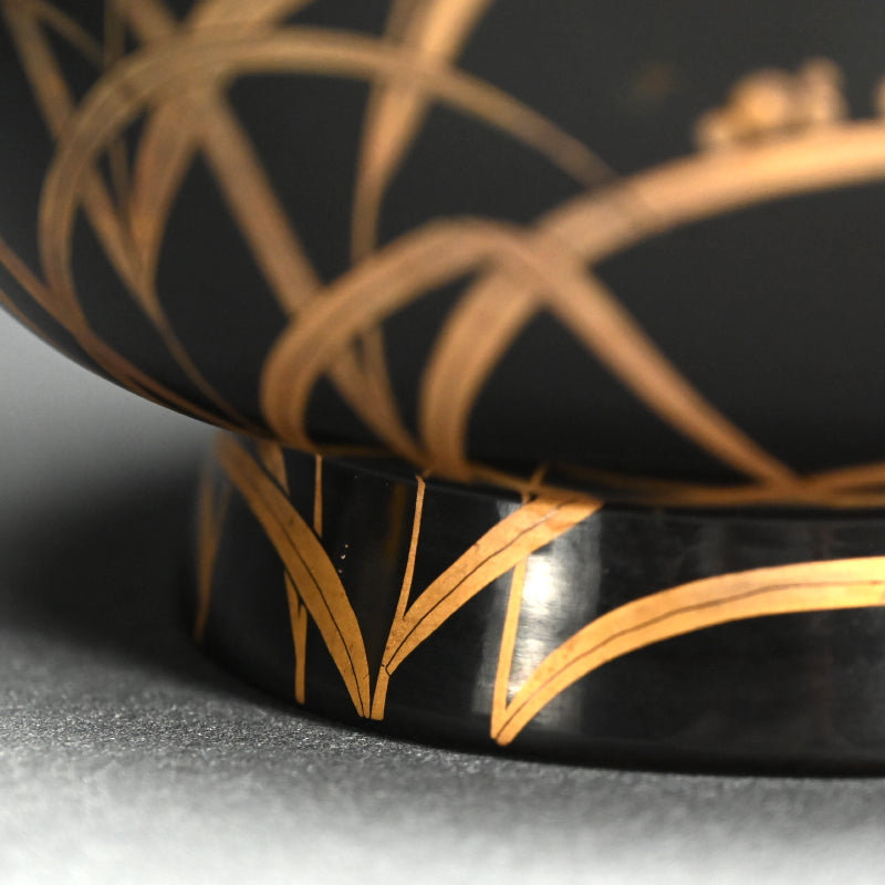 Large Published Momoyama period Lacquered Covered Bowl ー芒蒔絵飯櫃