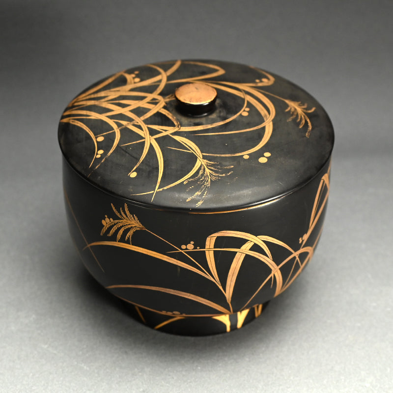 Large Published Momoyama period Lacquered Covered Bowl ー芒蒔絵飯櫃