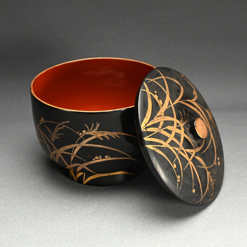 Large Published Momoyama period Lacquered Covered Bowl ー芒蒔絵飯櫃