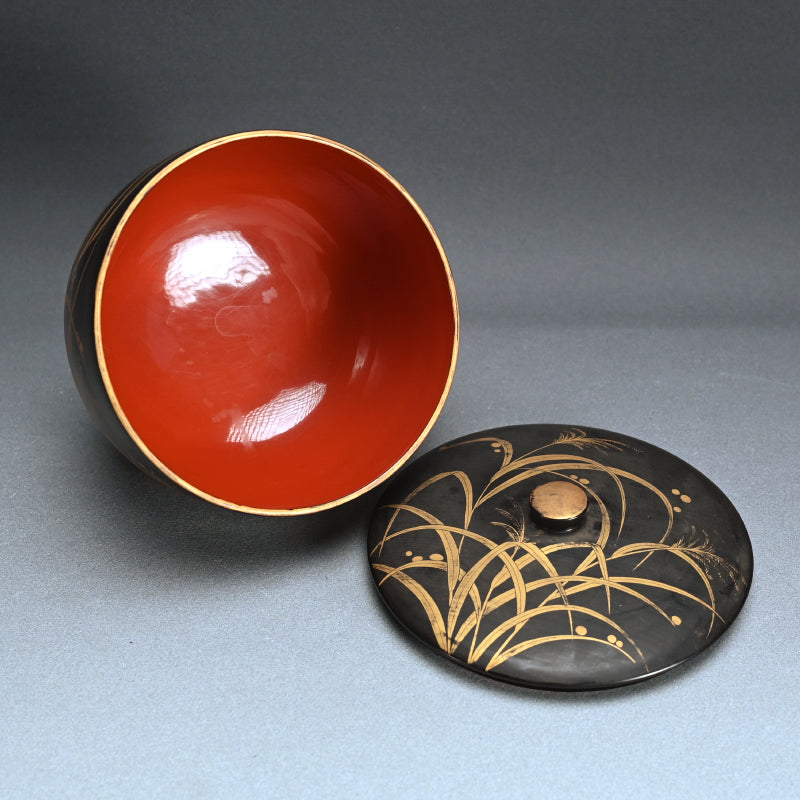 Large Published Momoyama period Lacquered Covered Bowl ー芒蒔絵飯櫃