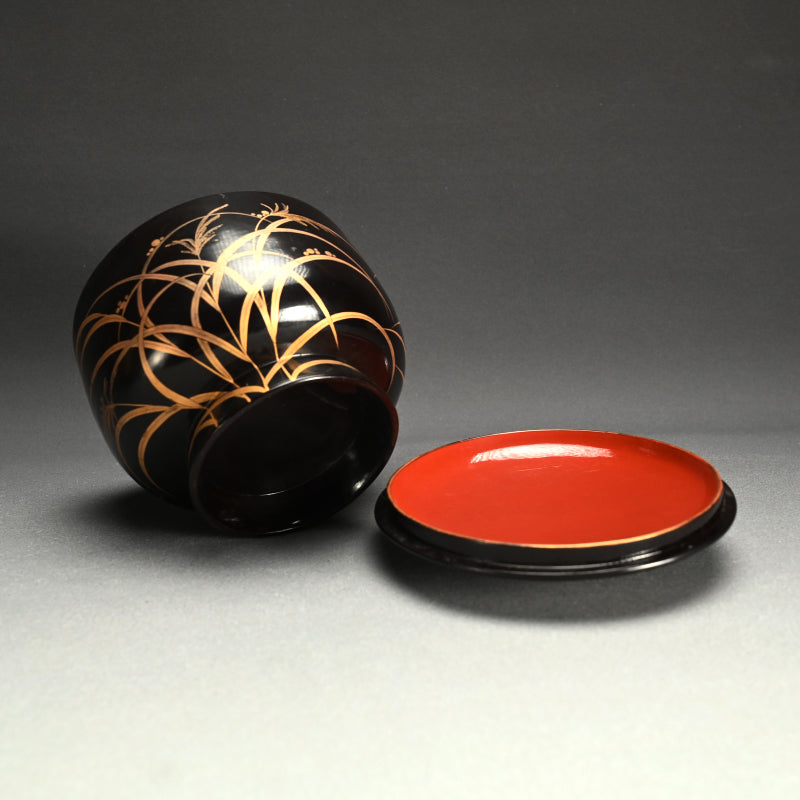 Large Published Momoyama period Lacquered Covered Bowl ー芒蒔絵飯櫃