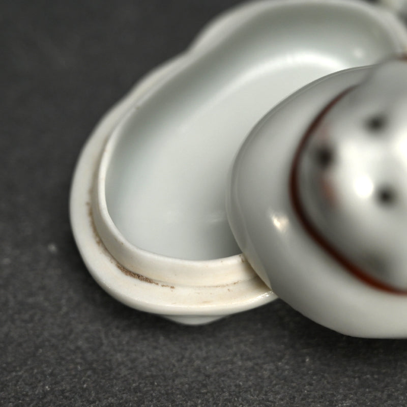 Kogo Incense Case by Imperial Artist Suwa Sozan I ー初代 諏訪蘇山 "犬 香合"