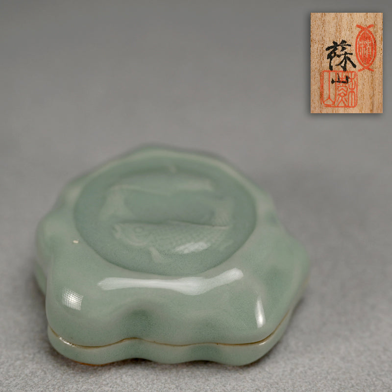 Imperial Artist Carp Kogo ー初代 諏訪蘇山 "鯉 香合"