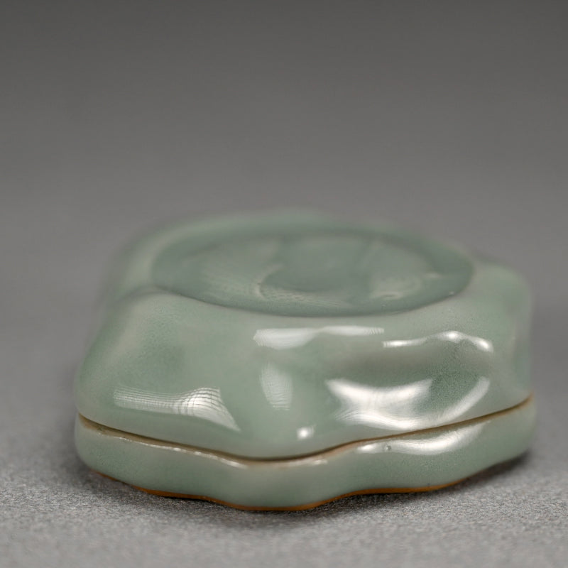 Imperial Artist Carp Kogo ー初代 諏訪蘇山 "鯉 香合"