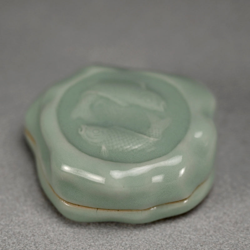 Imperial Artist Carp Kogo ー初代 諏訪蘇山 "鯉 香合"