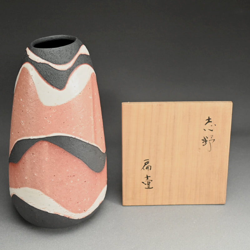 Iconic Shino Vase ー玉置 保夫 “志野扁壺”