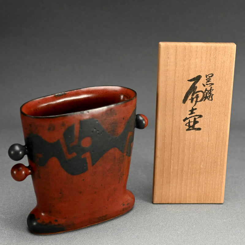 Red and Black Vase ー森野 泰明 “黒銹 扁壺”