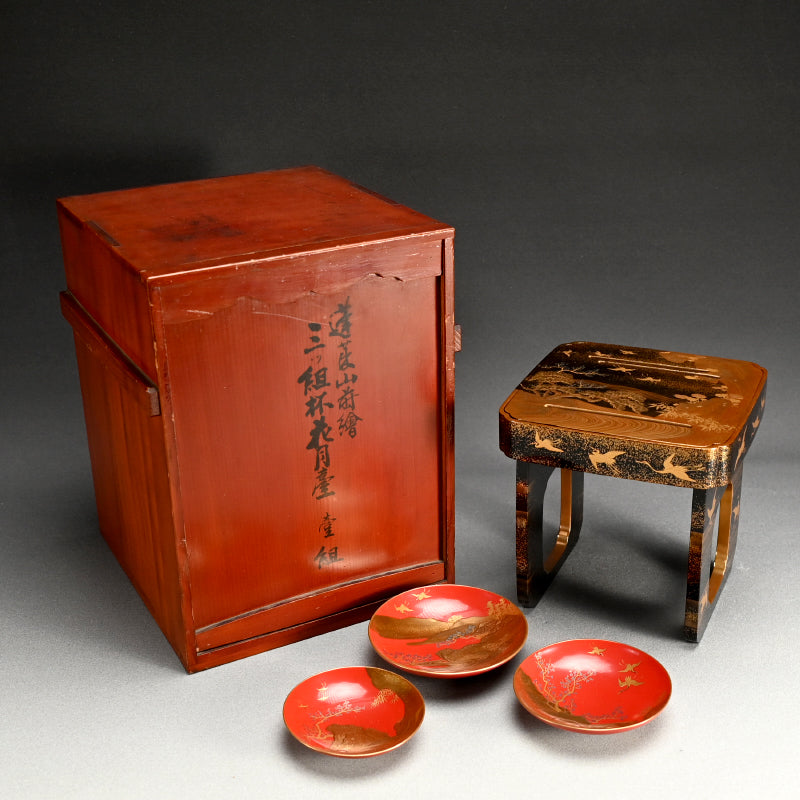 Breathtaking Antique Maki-e Lacquer Stand & Sake Cups ー蓬莱山蒔繪 三ツ組盃花月臺 臺組