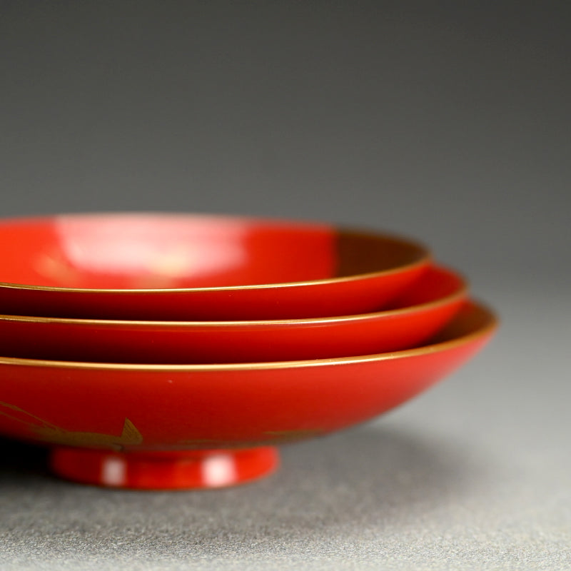 Breathtaking Antique Maki-e Lacquer Stand & Sake Cups ー蓬莱山蒔繪 三ツ組盃花月臺 臺組