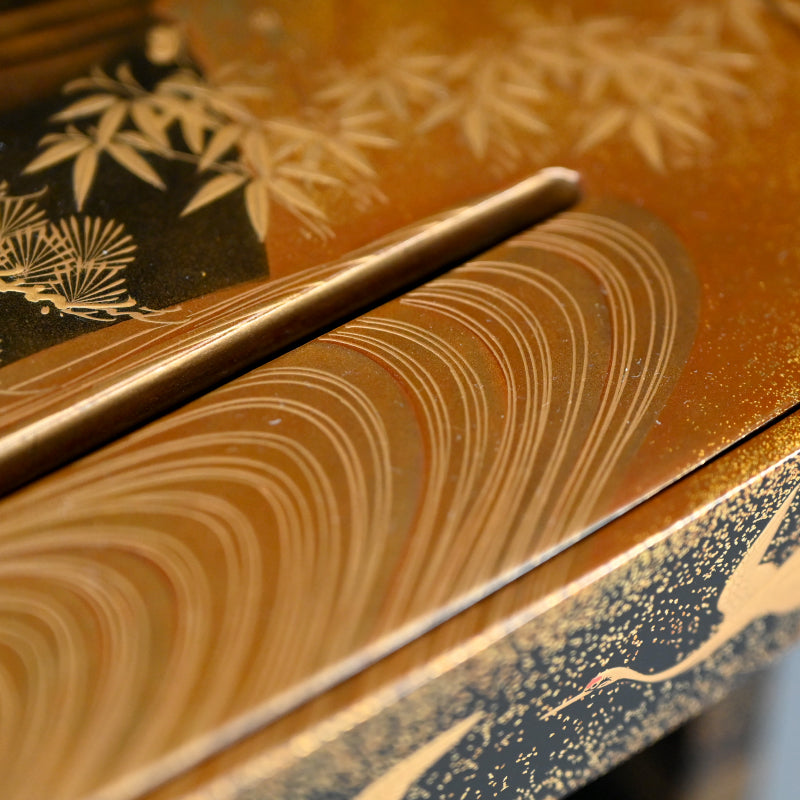 Breathtaking Antique Maki-e Lacquer Stand & Sake Cups ー蓬莱山蒔繪 三ツ組盃花月臺 臺組