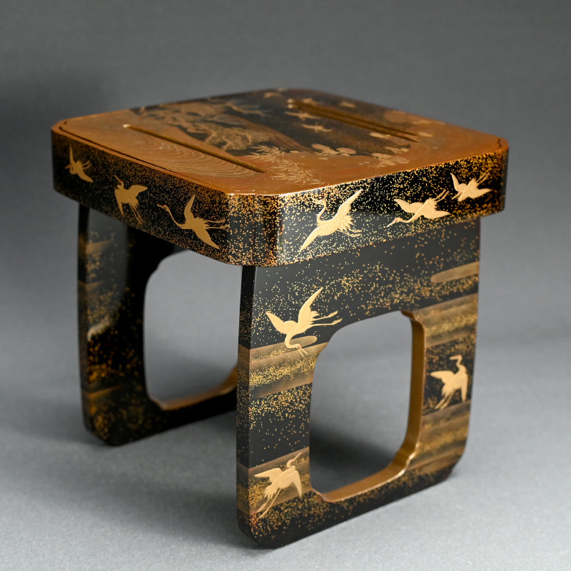 Breathtaking Antique Maki-e Lacquer Stand & Sake Cups ー蓬莱山蒔繪 三ツ組盃花月臺 臺組