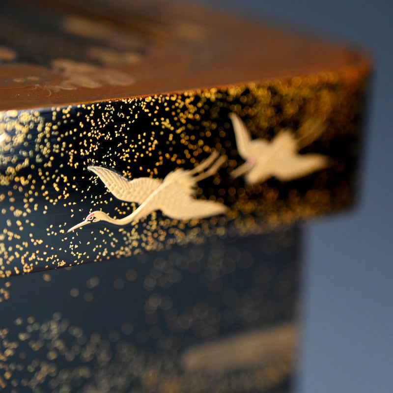 Breathtaking Antique Maki-e Lacquer Stand & Sake Cups ー蓬莱山蒔繪 三ツ組盃花月臺 臺組