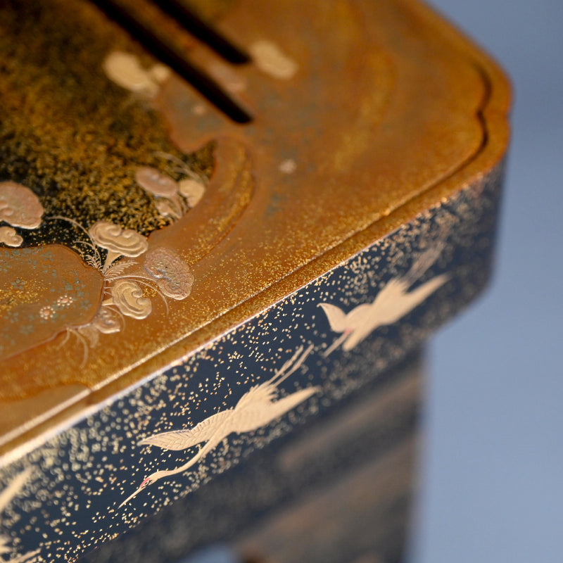Breathtaking Antique Maki-e Lacquer Stand & Sake Cups ー蓬莱山蒔繪 三ツ組盃花月臺 臺組