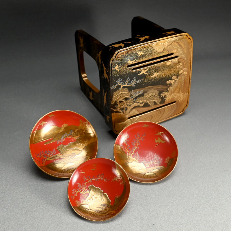 Breathtaking Antique Maki-e Lacquer Stand & Sake Cups ー蓬莱山蒔繪 三ツ組盃花月臺 臺組