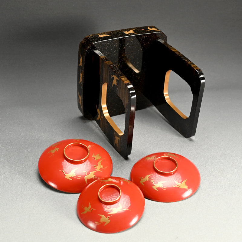 Breathtaking Antique Maki-e Lacquer Stand & Sake Cups ー蓬莱山蒔繪 三ツ組盃花月臺 臺組