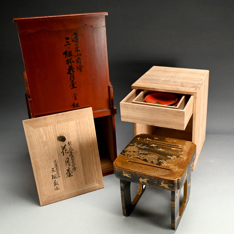 Breathtaking Antique Maki-e Lacquer Stand & Sake Cups ー蓬莱山蒔繪 三ツ組盃花月臺 臺組