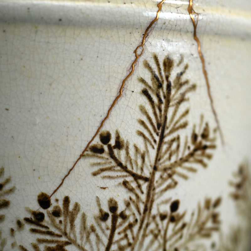 A spectacular Te-oke Mizusashi with Kintsugi Gold Repairs ー大樋手桶 水さし