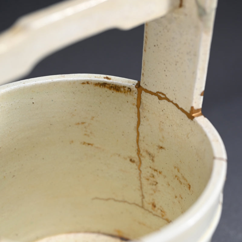 A spectacular Te-oke Mizusashi with Kintsugi Gold Repairs ー大樋手桶 水さし