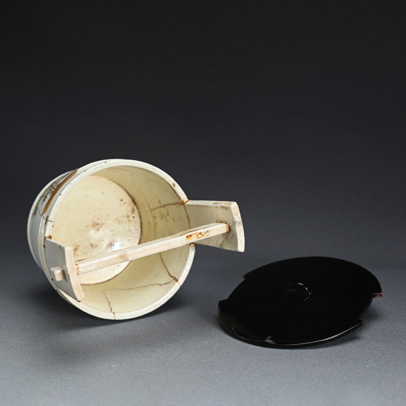 A spectacular Te-oke Mizusashi with Kintsugi Gold Repairs ー大樋手桶 水さし