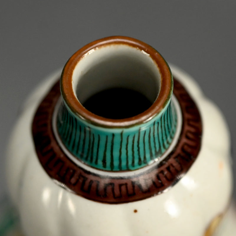 Kutani Porcelain Tokkuri  ー二代 徳田 八十吉