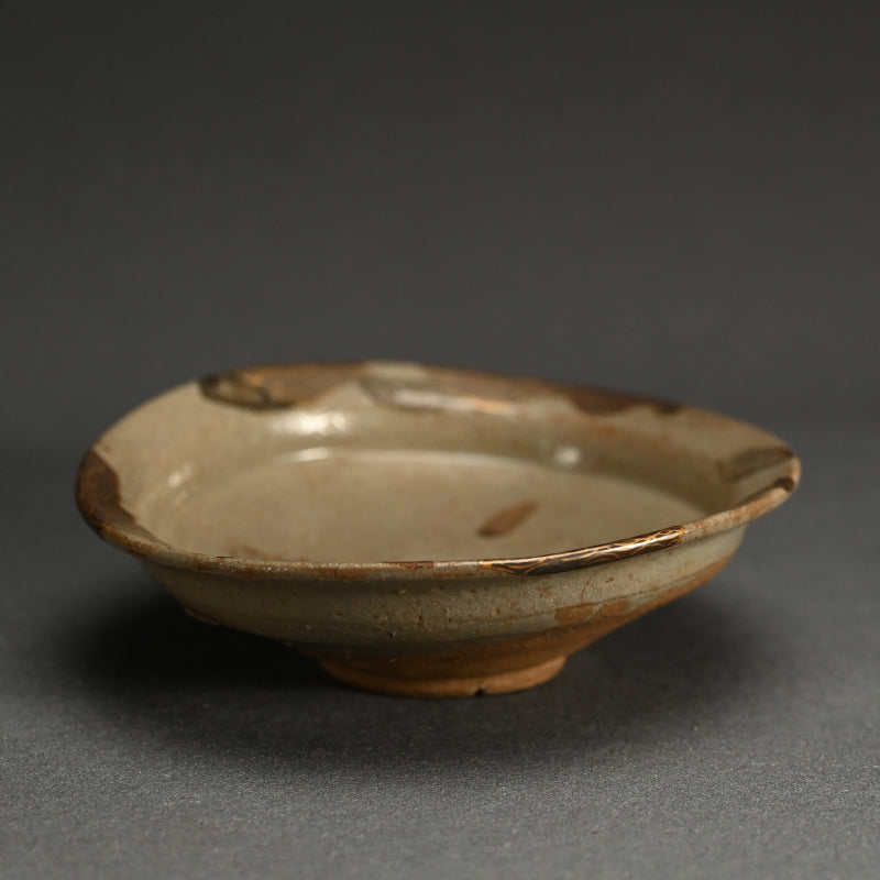 Momoyama period E-Karatsu Dish with Gold Repairs
