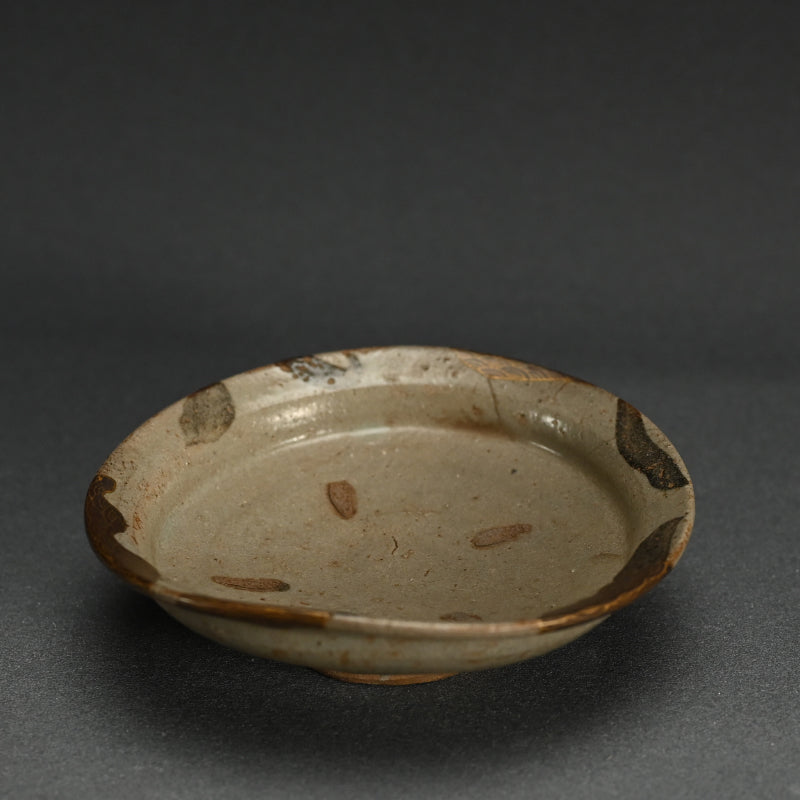 Momoyama period E-Karatsu Dish with Gold Repairs