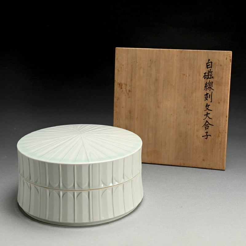 Award Winning Futamono Porcelain Box ー林 敏夫 “白磁線刻文大合子”
