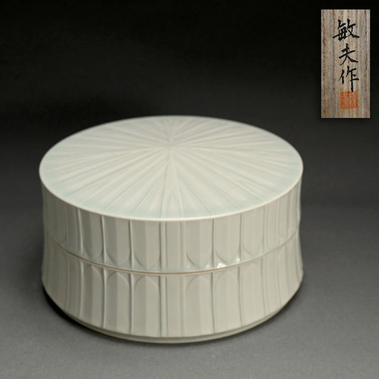 Award Winning Futamono Porcelain Box ー林 敏夫 “白磁線刻文大合子”