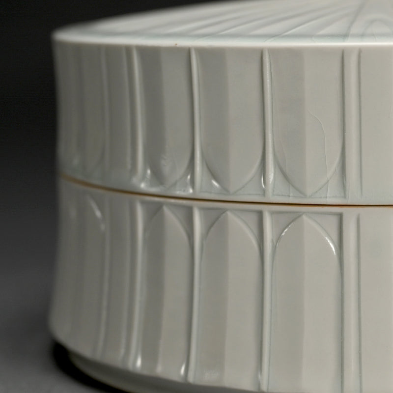 Award Winning Futamono Porcelain Box ー林 敏夫 “白磁線刻文大合子”