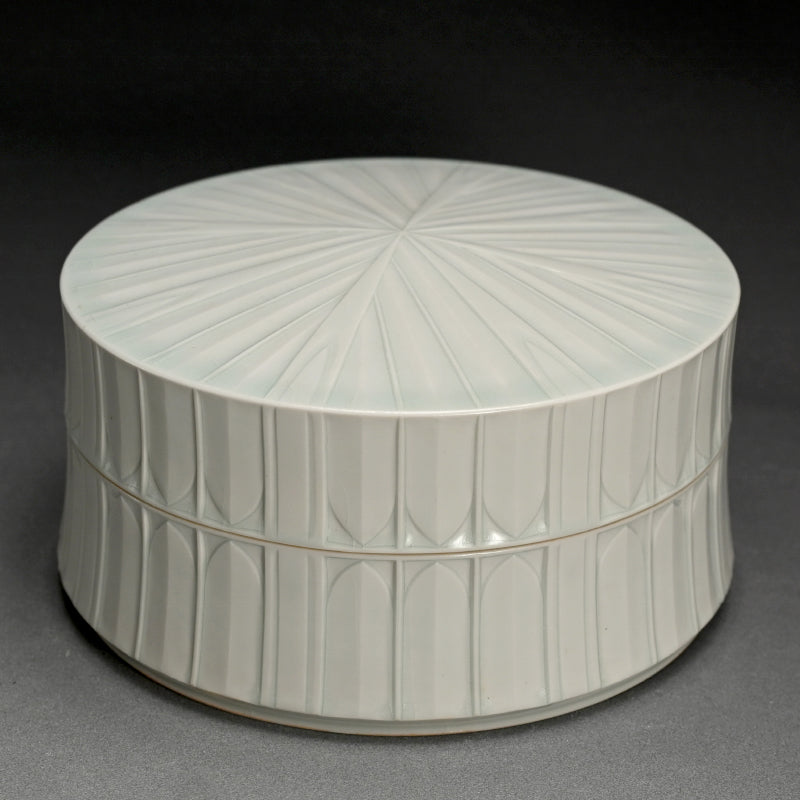 Award Winning Futamono Porcelain Box ー林 敏夫 “白磁線刻文大合子”