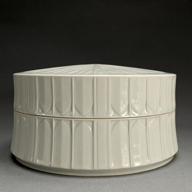 Award Winning Futamono Porcelain Box ー林 敏夫 “白磁線刻文大合子”